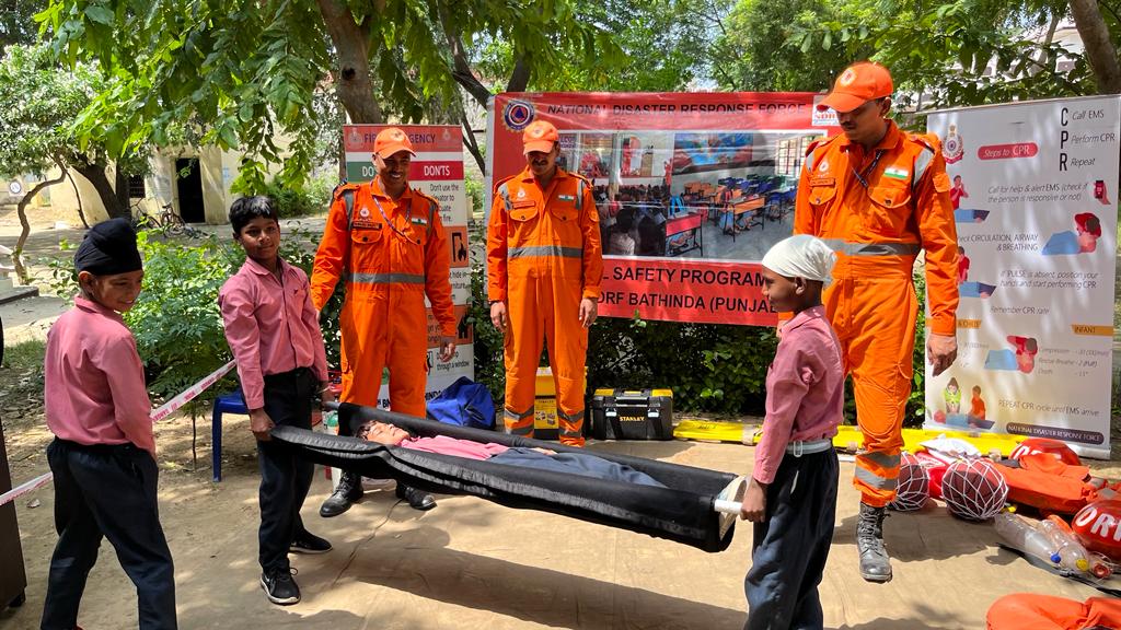 07NDRF's tweet photo. #Team7BnNDRF conducted #School_Safety_Programme under #FAMEx at GHS, Tallewal, Barnala (PB).
Topics Covered
FWR Rescue Techniques
CPR
Bandage
Bleeding Control
Splinting 
Dos &amp; Don'ts during Earthquake
Precautions during Heat Waves
@ndrfhq 
@atulkarwal
@ndmaindia 
@Cmopb
@ANI https://t.co/Qx6xkEwPUp