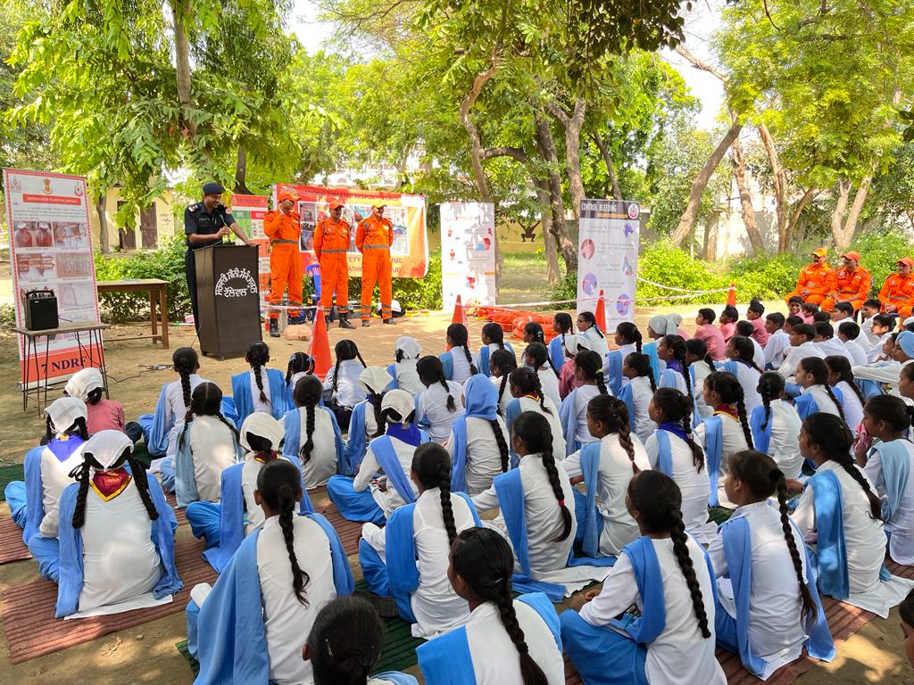 07NDRF's tweet photo. #Team7BnNDRF conducted #School_Safety_Programme under #FAMEx at GHS, Tallewal, Barnala (PB).
Topics Covered
FWR Rescue Techniques
CPR
Bandage
Bleeding Control
Splinting 
Dos &amp; Don'ts during Earthquake
Precautions during Heat Waves
@ndrfhq 
@atulkarwal
@ndmaindia 
@Cmopb
@ANI https://t.co/Qx6xkEwPUp