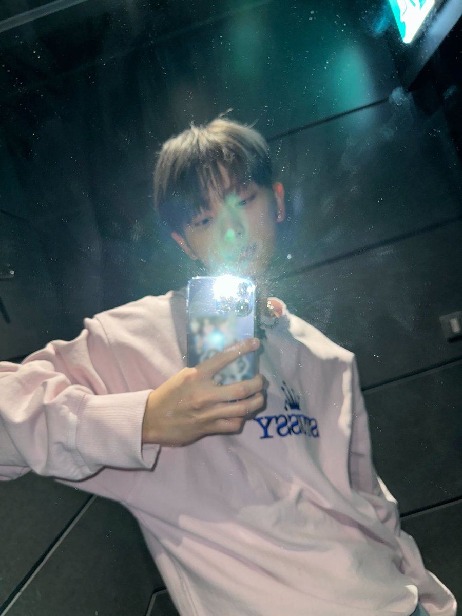 joruapics's tweet photo. jorua came home today! they both posted mirror selfies :) https://t.co/nH6m22rpQs