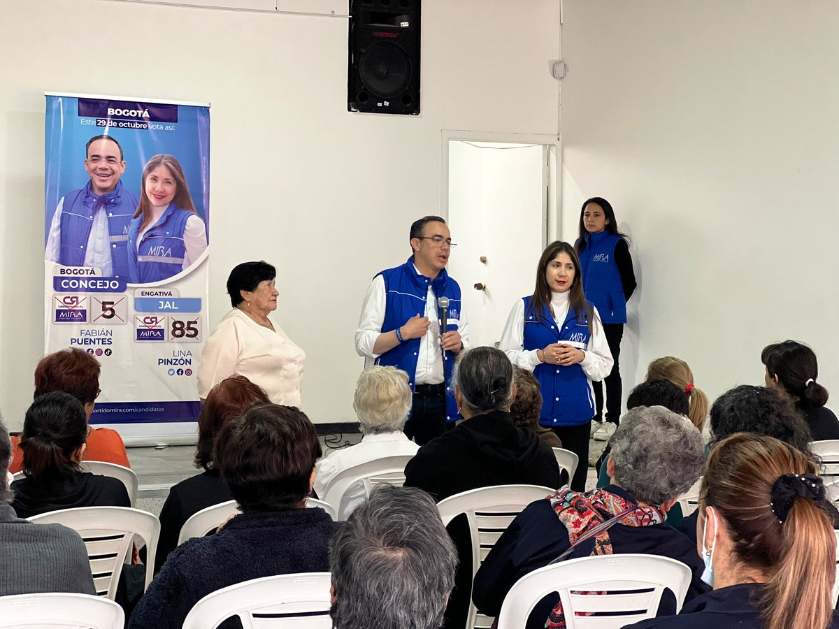 Fapuentess's tweet photo. ☀️Nuestro día empezó en el barrio el Encanto localidad de Engativá con grandes líderes comunitarias.

🏃🏻De allí nos dirigimos al @ConcejoDeBogota a seguir trabajando por los Bogotanos 

¡El recorrido por toda Bogotá continúa !

#MIRA5 👇🏻
@LinaPinzonAr #MIRA85 https://t.co/qApF5AzIQP
