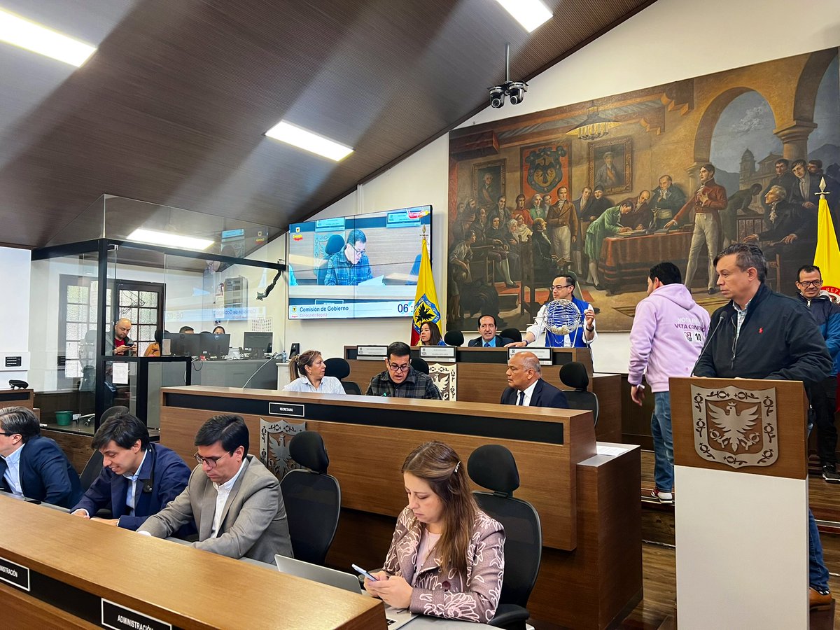 Fapuentess's tweet photo. ☀️Nuestro día empezó en el barrio el Encanto localidad de Engativá con grandes líderes comunitarias.

🏃🏻De allí nos dirigimos al @ConcejoDeBogota a seguir trabajando por los Bogotanos 

¡El recorrido por toda Bogotá continúa !

#MIRA5 👇🏻
@LinaPinzonAr #MIRA85 https://t.co/qApF5AzIQP