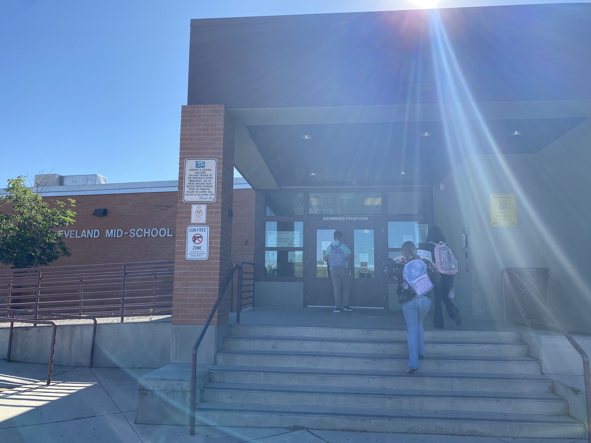 Sun shines on the 1st Day back for Cleveland MS! #APSStartingline <a href="/ABQschools/">Albuquerque Public Schools</a>