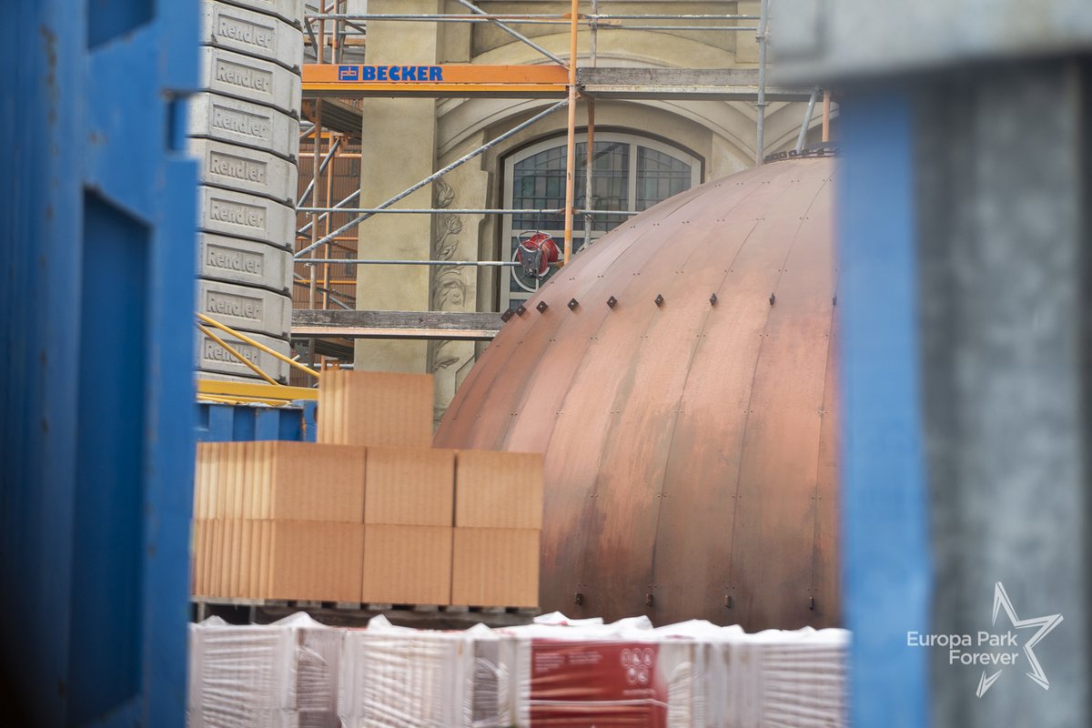 EPF4ever's tweet photo. La première des deux tours de Wardenclyffe qui s'élèveront aux deux extrémités du coaster #EP2024, est en cours d'assemblage sur le chantier. 🇭🇷🎢
Celle-ci prendra place sur le toît de la gare, devant le #LoopingLaunch. Hâte de voir le résultat ? https://t.co/8upBxrVH5L