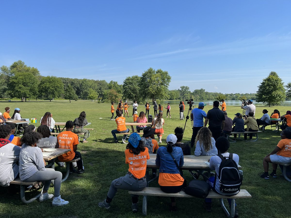 ArnoldRandallFP's tweet photo. Congratulations 2023 Forest Preserve Experience Graduates!
Young people learning about conservation of our vital lands and then applying their skills @fpdcc. To find out more check out https://t.co/NKnlbkieVz https://t.co/tKxJxRK07X