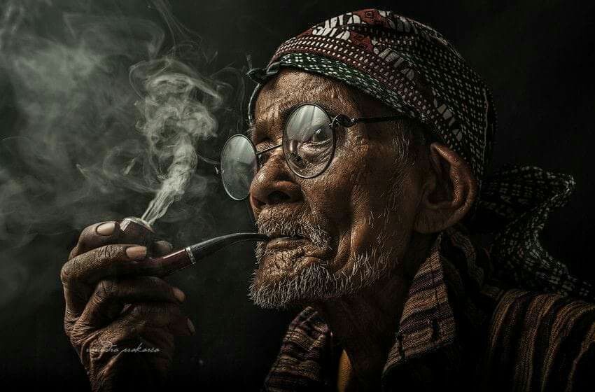 Ajaran Dualisme itu ibarat Kotak Sulap. Sapu tangan bisa berubah jadi Kelinci, Tongkat Sulap berubah jadi Burung Merpati, Serigala berubah wujud jadi Domba, Manusia Busuk berubah jadi Orang Suci. Tak lebih daripada Ilusi ..