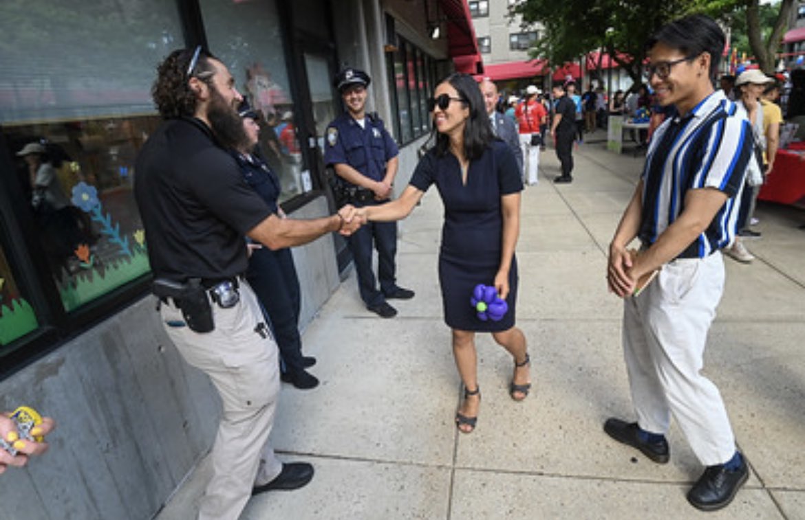 ONS_Chinatown's tweet image. Wonderful time at National Night Out in Chinatown! Thank you to the many residents and dedicated @bostonpolice officers who are constantly working to keep the neighborhood safe.

Congratulations to CCBA for their exceptional community service award! 🎉