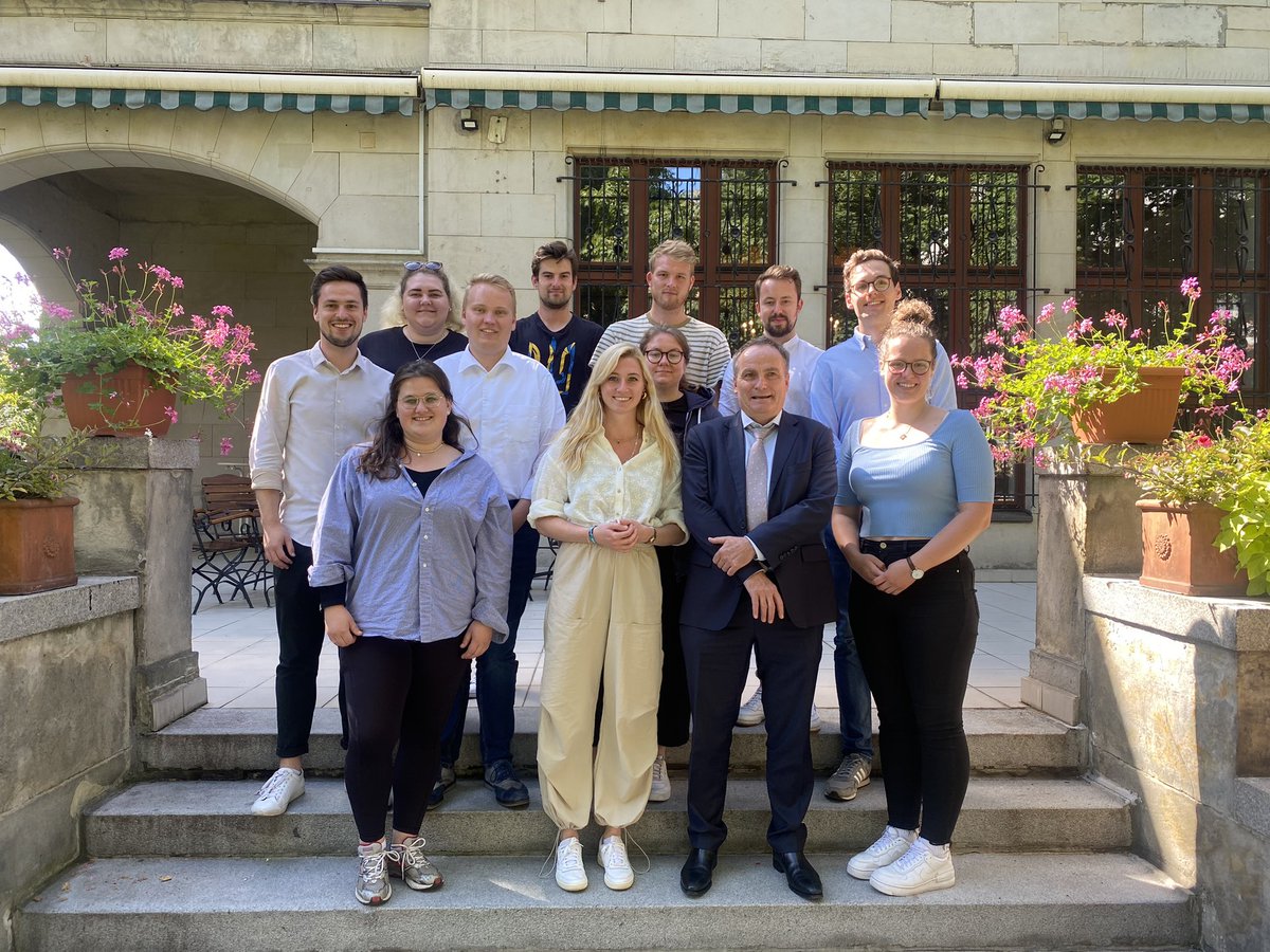 Z członkami #JungeUnion z Dolnej Saksonii rozmawiałem dziś w konsulacie o aktualnych wyzwaniach dla relacji 🇵🇱-🇩🇪. Bardzo się cieszę, że młodzi politycy z Niemiec odwiedzają kraj sąsiada, aby dyskutować z polskimi rówieśnikami o wspólnych projektach i naszej przyszłości