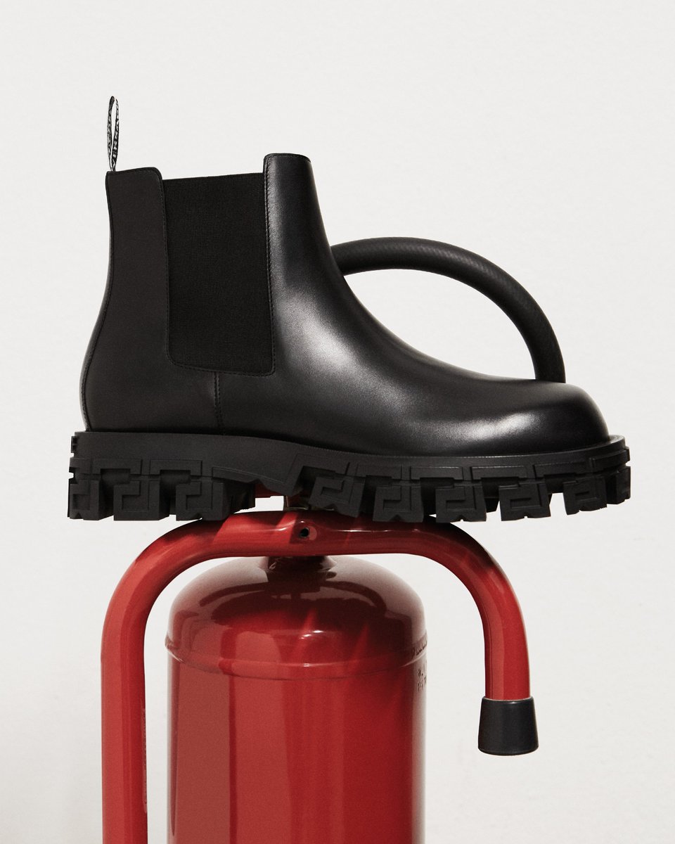 Versace's tweet photo. Introducing Greca Portico—new shoes and boots which walk the line between elegance and edge, with sleek leather clashing with a chunky rubber sole in the shape of the House signature Greca for #VersacePreFall23

Now at https://t.co/AEO0zfqUOW. https://t.co/KydEdq9xdN