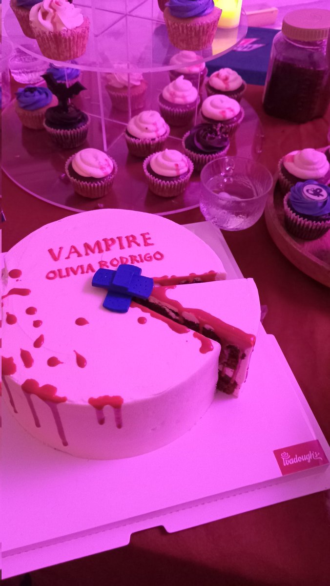 Lunacretes's tweet photo. #ORVampFireNight AY NAKALIMUTAN KO YUNG HASHTAG SORRY ANYWAYS THANK YOU HERES MORE PICTURES HAHSFHHS https://t.co/ReF8YaRYZZ