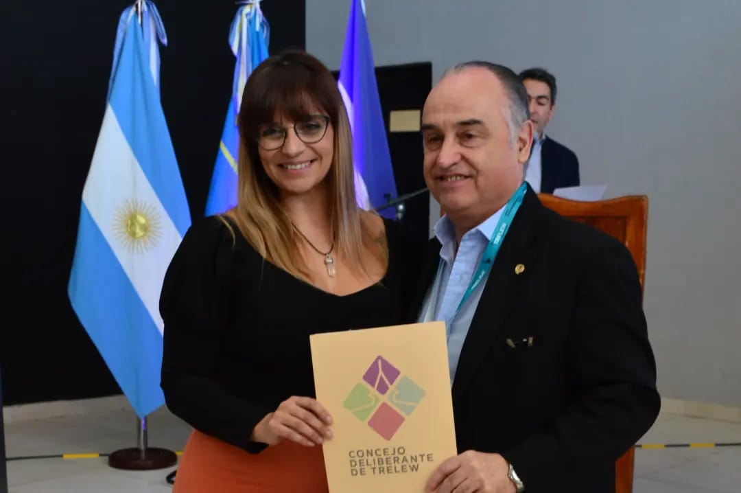 LorenaAlcala's tweet photo. Presente en la apertura del 3° Encuentro Provincial de Turismo de Reuniones organizado por el EnTreTur a través del Bureau de eventos, el cual se lleva a cabo en la La Romana. 
Hicimos entrega de la Declaración de Interés Municipal, Académico y Turístico.  
#Turismo 
#Eventos https://t.co/0eosD20A1L
