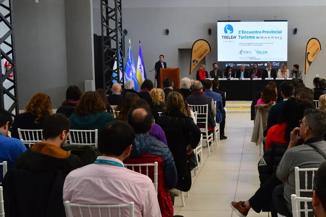 LorenaAlcala's tweet photo. Presente en la apertura del 3° Encuentro Provincial de Turismo de Reuniones organizado por el EnTreTur a través del Bureau de eventos, el cual se lleva a cabo en la La Romana. 
Hicimos entrega de la Declaración de Interés Municipal, Académico y Turístico.  
#Turismo 
#Eventos https://t.co/0eosD20A1L
