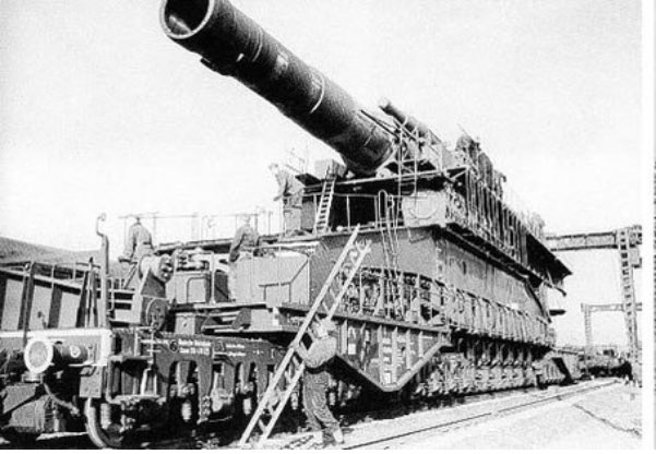 Heindsight's tweet image. Armored rail trains are still in use since before WW1 when Russia built up a militarized rail systems to provide defense and safe transport of troops. Rail cars with impressive armor and weaponry can be seen in military museums and the central Perm region train cemetery. 🚊🌞🚂