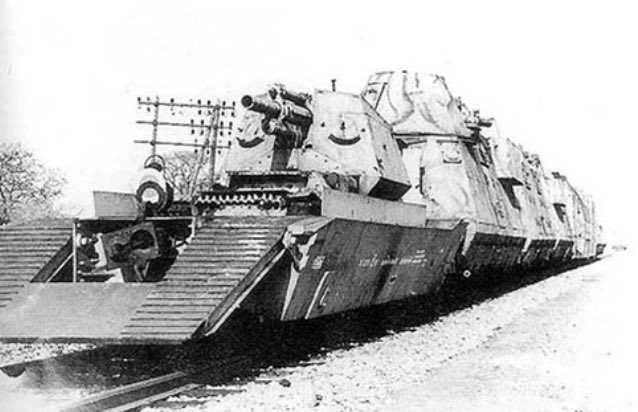 Heindsight's tweet image. Armored rail trains are still in use since before WW1 when Russia built up a militarized rail systems to provide defense and safe transport of troops. Rail cars with impressive armor and weaponry can be seen in military museums and the central Perm region train cemetery. 🚊🌞🚂