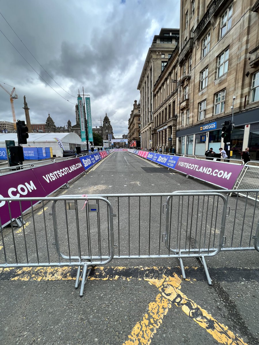 Det rigges opp til VM fellesstartene i Glasgow sentrum, junior damer og herrer åpner ballet på lørdag før herrer elite skal avgjøre hvem som får lov til å kjøre med VM trøya det neste året på søndag. <a href="/cykleforbundet/">Norges Cykleforbund</a> #Glasgow2023