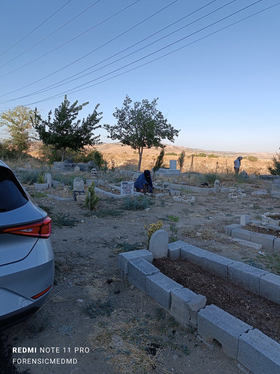Bugün Perşembe... Mezarlığa ziyarete geldim. Bu teyze her Perşembe oğlunu ziyarete geliyor. Mezarlık başında saatlerce ağlıyor. Oğlu tıp fakültesi 5.sınıf öğrencisi... #Adıyaman'da depremde ölen CANlardan... Saatlerce ağlayan ANAlarımız olmaması için depreme dirençli kentler