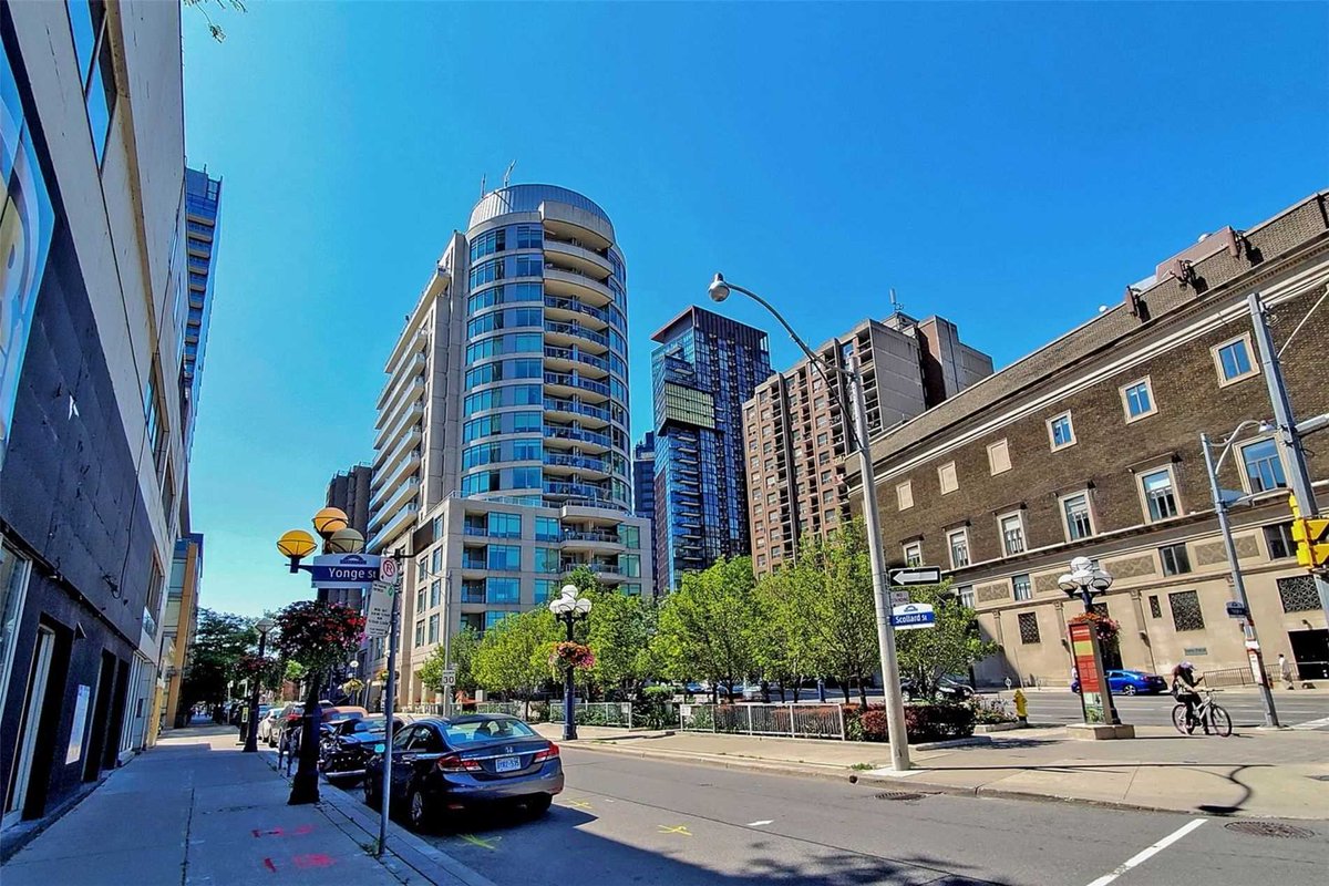 YorkvilleRealty's tweet photo. Greater Toronto Area (GTA) home prices fell in July for the second straight month and home sales tumbled nearly 30% as the Bank of Canada continued to raise borrowing costs. The average price of an area home fell 5.4% in July from June to C$1,118,374 ($837,796), while https://t.co/xK9vWgoEhF