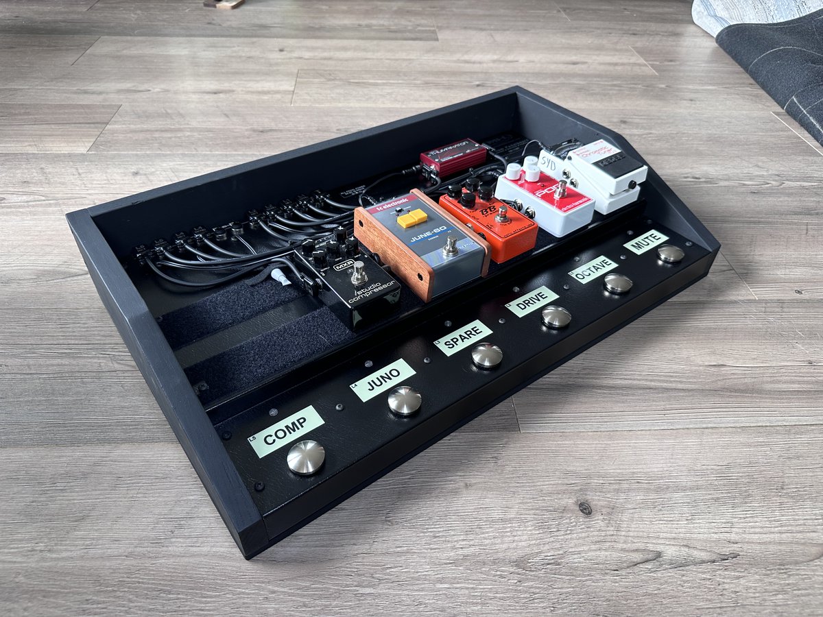 MikehillMhs's tweet photo. Been working hard on my first pedalboard since the passing of Mike

Custom made for Cameron White of @TheWildThings  5 loops plus mute with tuner feed &amp; built in 9V DC @ 500mA pedal power, 100-240v power in.
 
Its been great to do some custom work again, hopefully first of many https://t.co/VFvx1He8oL