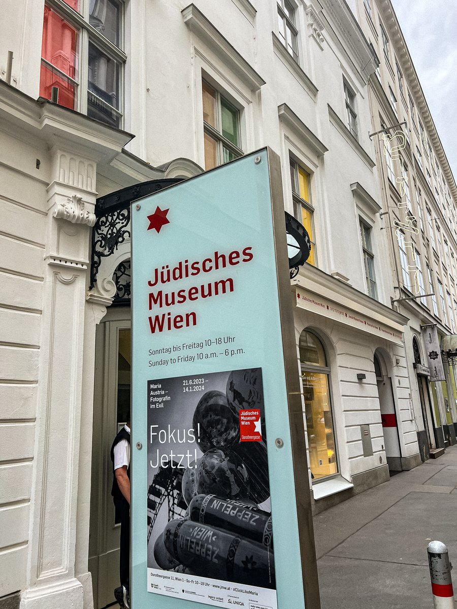 jewishmuseumVIE's tweet photo. Schabbat Schalom! Habt ein schönes Wochenende. ☺️ Bei uns bleibt ihr auch trotz regnerischer Wetteraussichten trocken. ☔️
#shabbat #shalom #freitag #friday #wochenende #weekend #streetsofvienna #instamuseum #lovemuseums #wien #vienna #lovevienna #jewishvienna https://t.co/n2Azqm9ot8