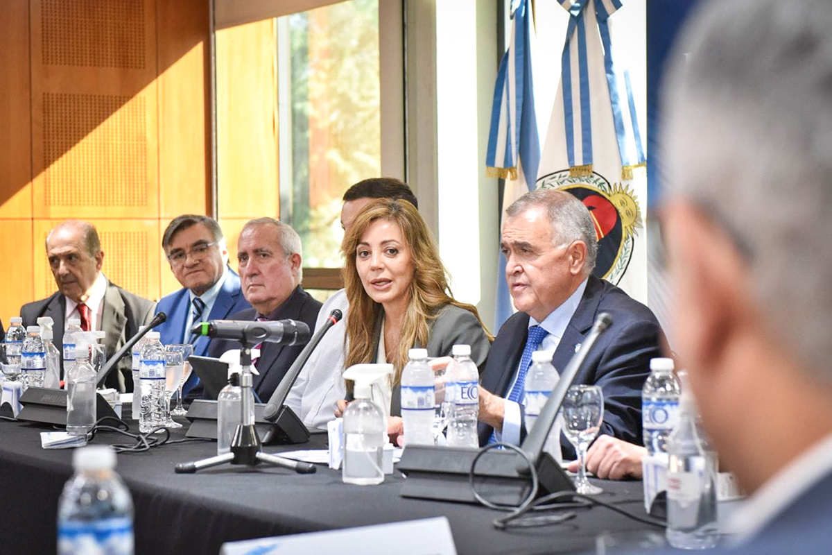 petrolero_ar's tweet image. Royon en el Consejo Federal de Energía Eléctrica: “Esta gestión quedará marcada con la reactivación de obras”
👇⚡️
diariopetrolero.com.ar/43497-royon-en…

#CFEE #ConsejoFederalDeEnergíaEléctrica #FlaviaRoyón #GasoductoPresidenteNéstorKirchner #TUCUMÁN #GPNK #DiarioPetrolero