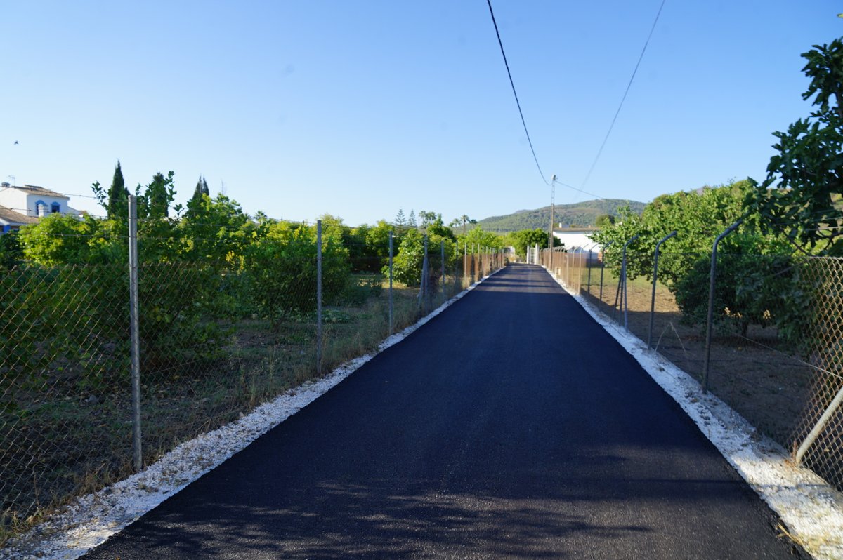 FranSantosCoin's tweet photo. ✅ Y seguimos con nuestro Plan de Arreglo de Caminos Rurales en marcha y sumamos nueva actuación: arreglo del camino del Paseo del Obispo, donde hemos alquitranado e instalado la red de abastecimiento de agua #Coin #CoinAvanza https://t.co/BFN9Fi2mKv