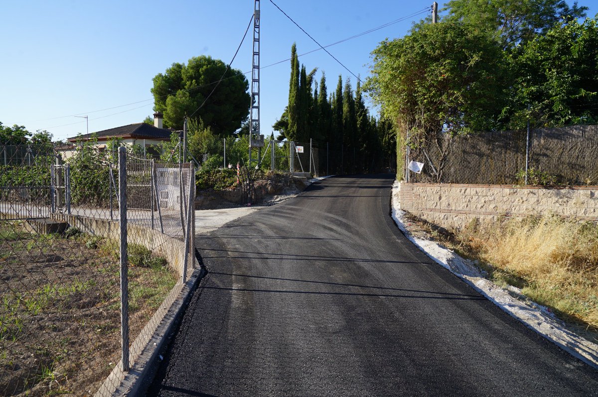 FranSantosCoin's tweet photo. ✅ Y seguimos con nuestro Plan de Arreglo de Caminos Rurales en marcha y sumamos nueva actuación: arreglo del camino del Paseo del Obispo, donde hemos alquitranado e instalado la red de abastecimiento de agua #Coin #CoinAvanza https://t.co/BFN9Fi2mKv