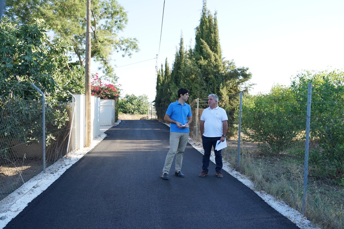 FranSantosCoin's tweet photo. ✅ Y seguimos con nuestro Plan de Arreglo de Caminos Rurales en marcha y sumamos nueva actuación: arreglo del camino del Paseo del Obispo, donde hemos alquitranado e instalado la red de abastecimiento de agua #Coin #CoinAvanza https://t.co/BFN9Fi2mKv