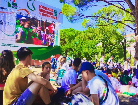 QuieroserMD's tweet photo. Esperando a ver al Papa Francisco , en Lisboa https://t.co/KSyjAjd7lP
