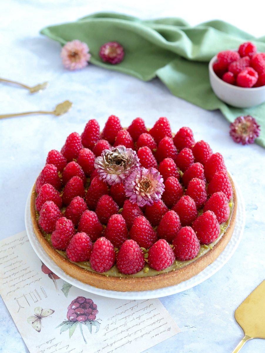 Perleensucre's tweet photo. Succombez à la gourmandise avec cette tarte alliant la #framboise et la #pistache 😋 https://t.co/4lfjzO2zVO #vegan #pastry #miam #yummy https://t.co/EUNHBDffWh