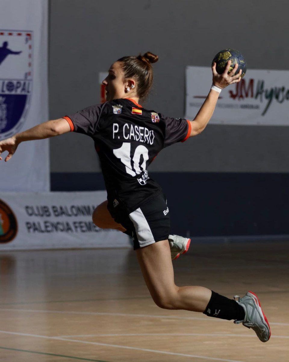 bmsalamanca's tweet photo. Una temporada más, CONTAMOS con la palentina Paula Casero como la cabeza del senior femenino dentro del campo ❕🧡 https://t.co/fHWYyglXvO