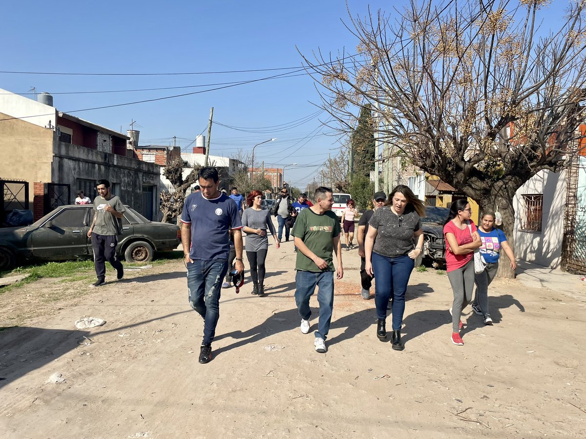 MLRamirezOK's tweet photo. Recorriendo cada barrio de #LaMatanza, las personas nos expresan su malestar y su desilusión por la falta de políticas públicas en todas las localidades del distrito. En ese contexto acercamos nuestra propuesta a la comunidad de Gregorio de Laferrere. https://t.co/ve3urXYfXl