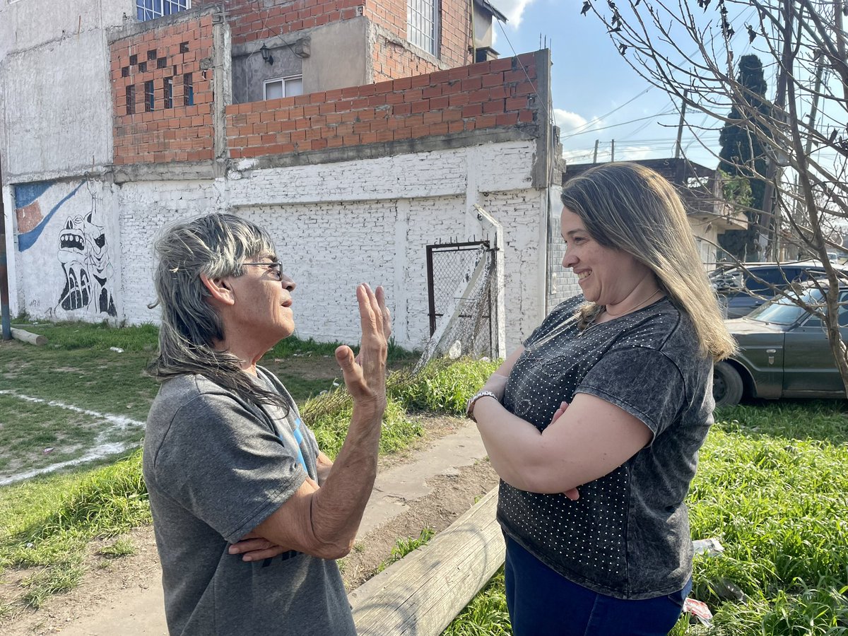 MLRamirezOK's tweet photo. Recorriendo cada barrio de #LaMatanza, las personas nos expresan su malestar y su desilusión por la falta de políticas públicas en todas las localidades del distrito. En ese contexto acercamos nuestra propuesta a la comunidad de Gregorio de Laferrere. https://t.co/ve3urXYfXl