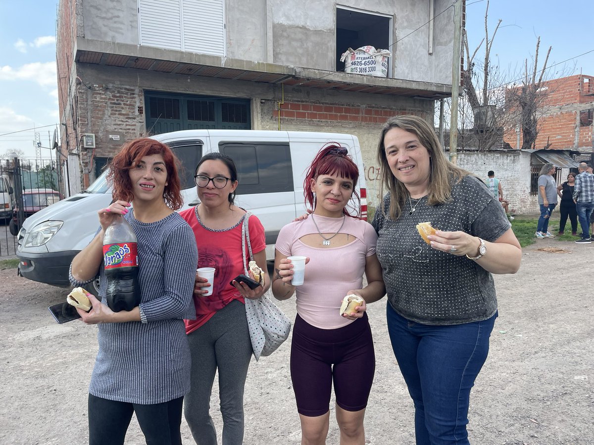 MLRamirezOK's tweet photo. Recorriendo cada barrio de #LaMatanza, las personas nos expresan su malestar y su desilusión por la falta de políticas públicas en todas las localidades del distrito. En ese contexto acercamos nuestra propuesta a la comunidad de Gregorio de Laferrere. https://t.co/ve3urXYfXl