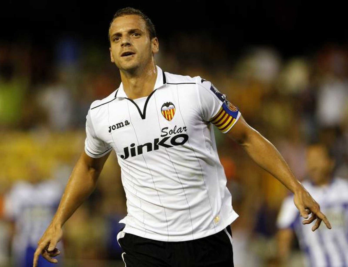 ciberchenet's tweet photo. Se retira Soldado, el último gran 9 del Valencia CF. En 141 partidos oficiales entre 2009 y 2013 marcó 82 goles y dio 12 asistencias. Anotó un gol cada 128 minutos, un registro que supera a jugadores como Villa (136’) o Kempes (140’). https://t.co/r95rJO5C9l