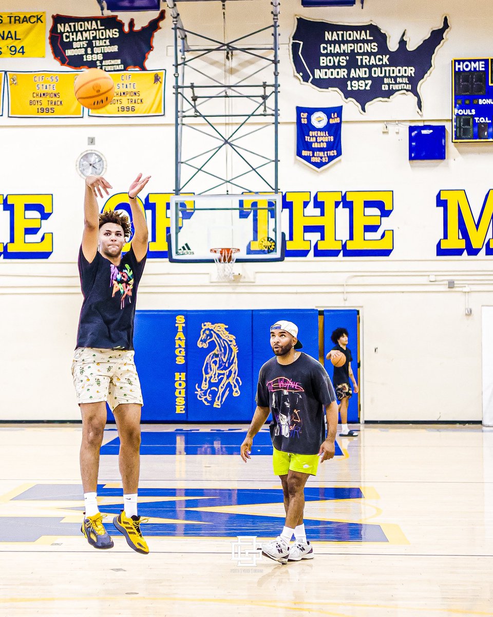 _OmarAGonzalez's tweet photo. It’s just work. 🌹
#TeamReg #Gonzaga #WhyNot #LaSalle #Narbonne #Dena
📸: #OGpro https://t.co/cRycp90qJ2