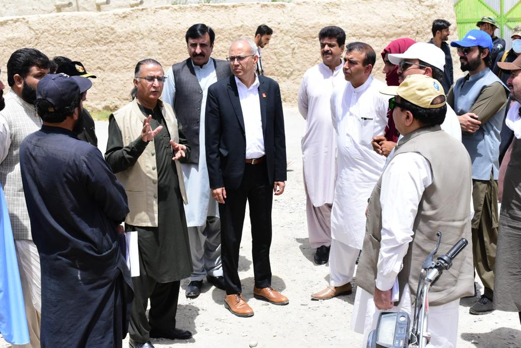 Balochistan ➖ Dr. Shahzad Baig, @CoordinatorNeoc, along with Dr. Zainul Abideen, Team Lead Polio @WHOPakistan, Syed Zahid Shah, @EocBalochistan Coordinator & DC Jahanzeb Sheikh visited different areas in District Killa Abdullah & met with dedicated polio teams on duty.
#EndPolio