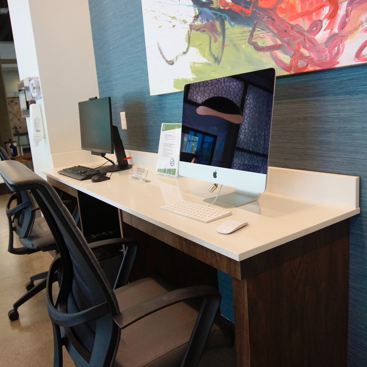 FluxApartments's tweet photo. Experience the convenience of working from the comfort of your home at Flux Apartments. Our Cyber Cafe is the perfect space to get productive, making your work a breeze. 💼💻
▪️ 
▪️ 
#fluxapartments #MinneapolisApartments #WorkFromHome #Convenience #WFH https://t.co/4dweKuqQz6