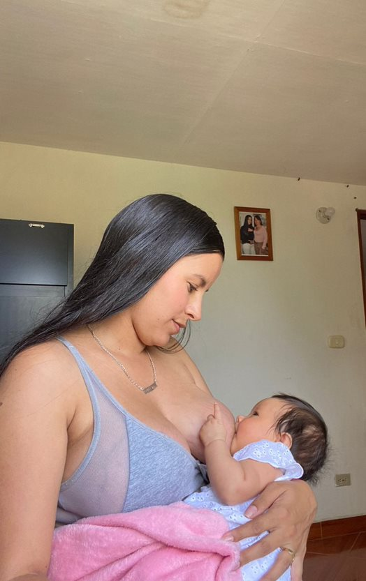Comfama's tweet photo. Hay conexiones neuronales que solo son posibles en los primeros mil días de vida gracias a la lactancia materna, además, la conexión que logra la lactancia materna entre madre e hijo es única gracias a la hormona del amor que se produce en este proceso. #Lactatón https://t.co/J2TJlEgSxF