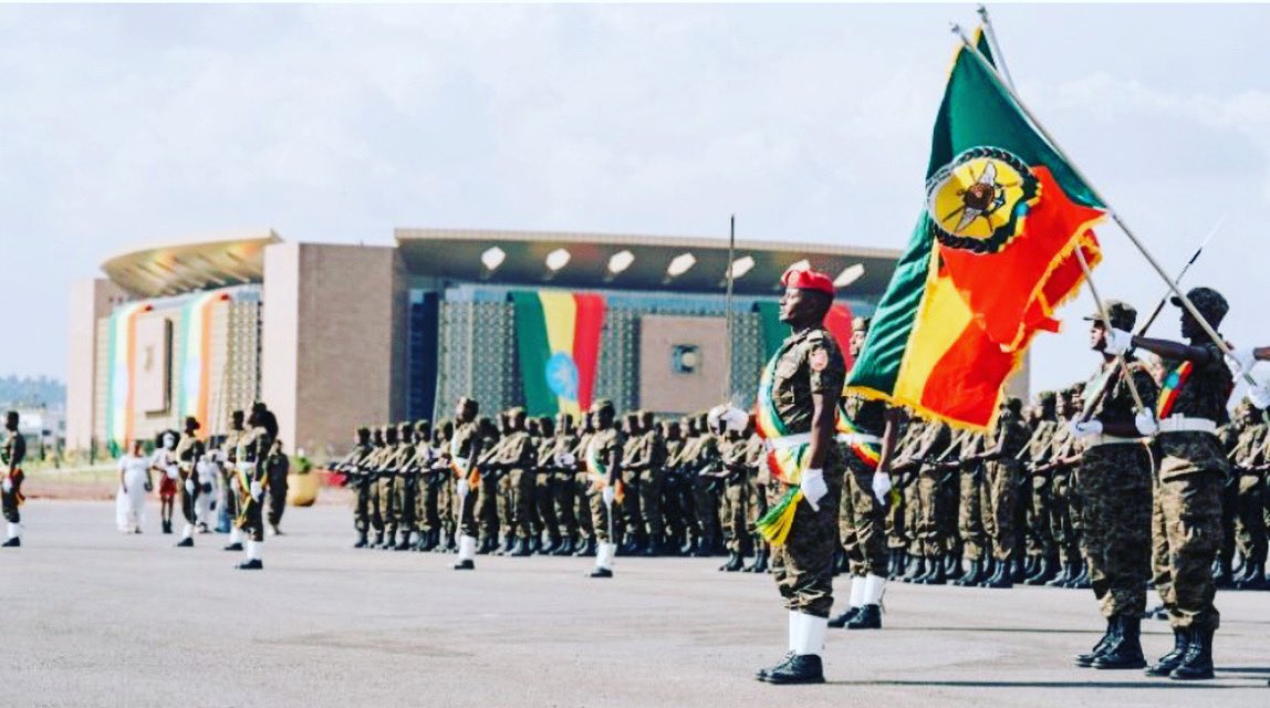 ጀግናው መከላከያ ሠራዊታችን ከሕዝብ አብራክ የተገኘ የኢትዮጵያዊያን ሁሉ ጋሻ ነው

ጥቂት መረን የለቀቁ የመንደር አጉራ-ዘለሎች፤ ኢትዮጵያን ከብተና እና ሕዝቧን ከአደገኛ እልቂት የታደገውን፤ ጀግናውን፣ ትንታጉንና አይበገሬውን፤ የኢትዮጵያዊያን