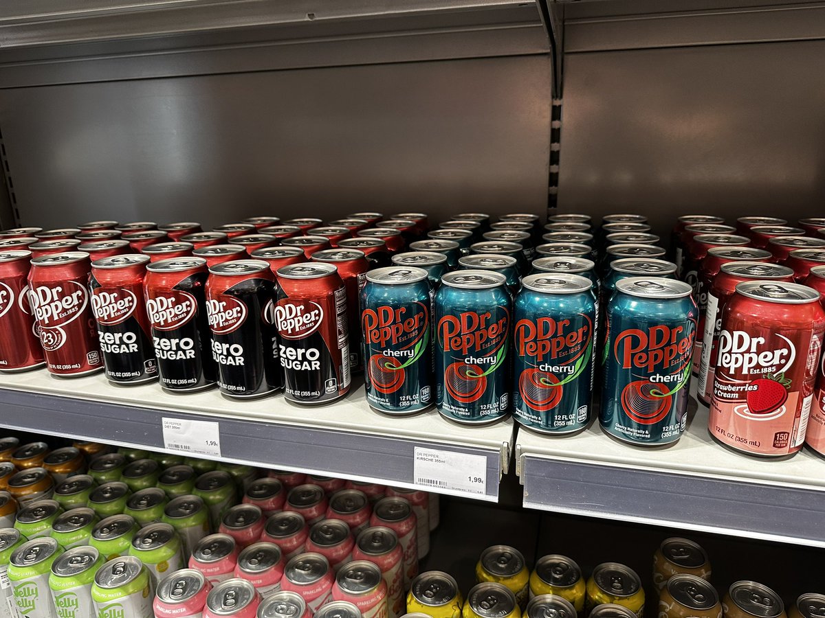 MotteDrake's tweet photo. Wah! Soviel Auswahl! Und so lecker! Dr Pepper Import. Ohne Zucker, quasi 😝

@DrPepperDE 

#import #stayhydrated #lecker #drpepper #gönndir #lebenszeichen https://t.co/4bvlvsIQcW