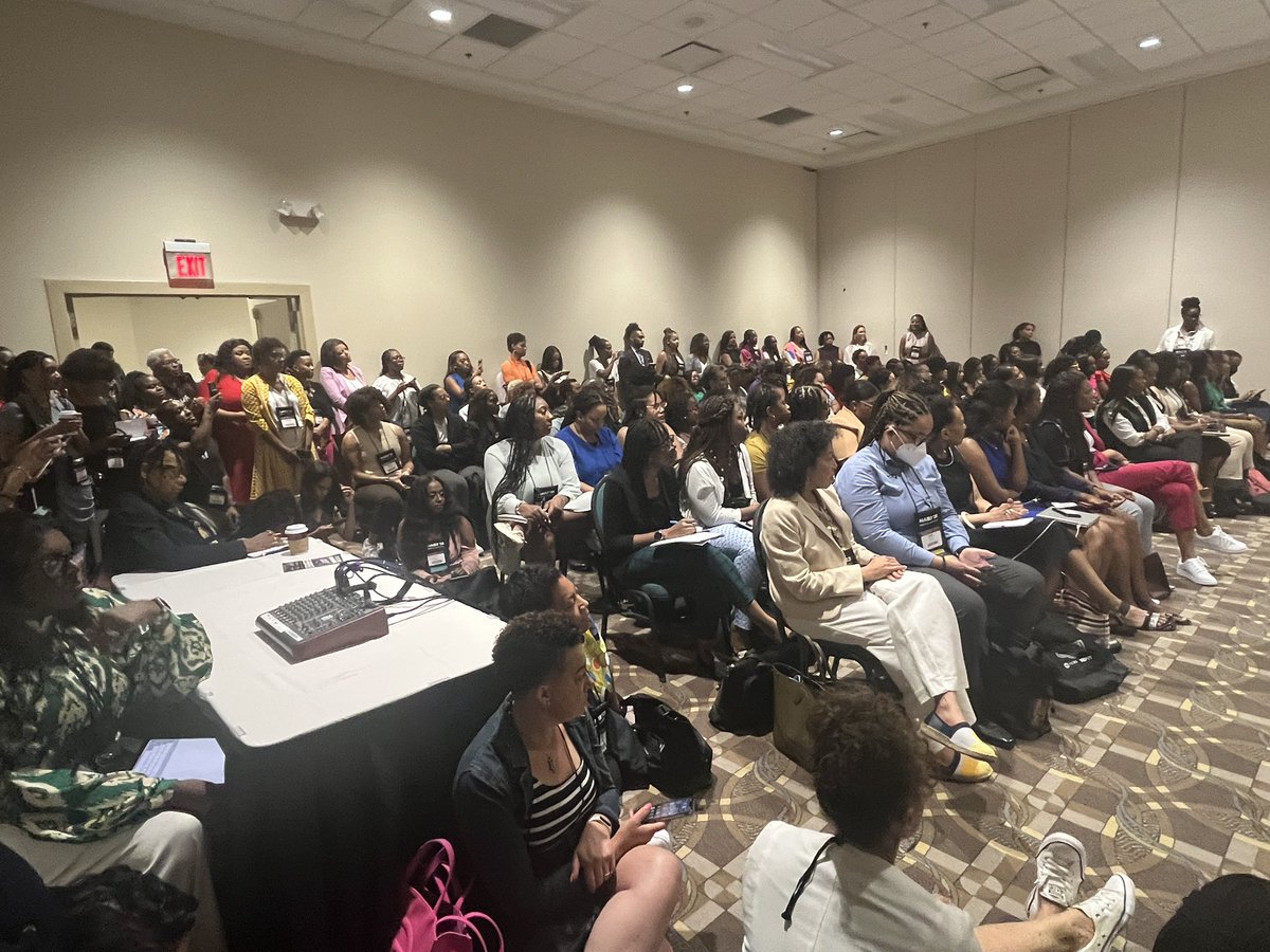 ValRobertsEvans's tweet photo. Nicole Hannah Jones and other sister political journalists packed the room #NABJ23 https://t.co/ubXkh8LiRR