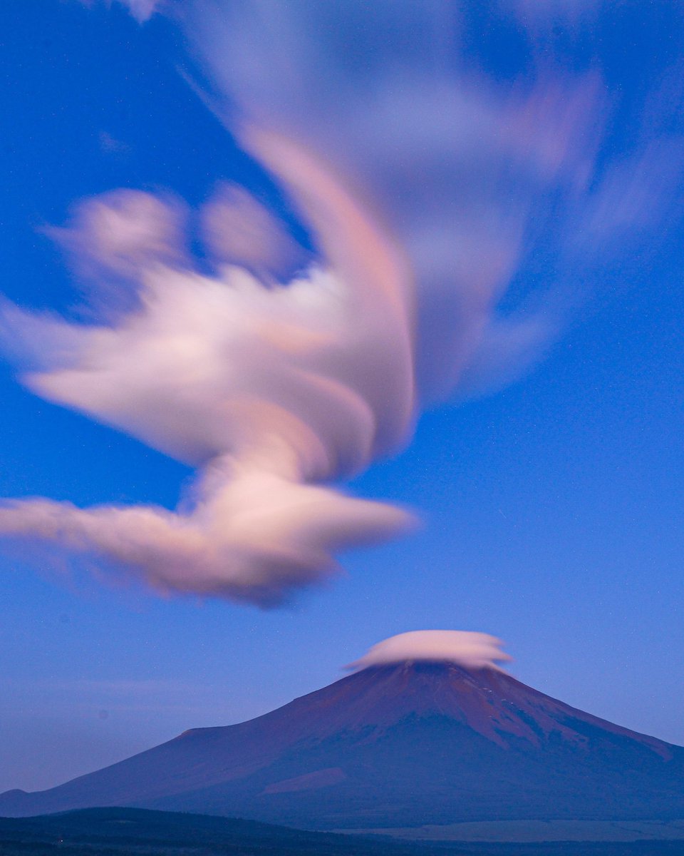 fuji3776m's tweet photo. 以前の作品です。山中湖から面白い吊るしと富士山です。長時間の露光で撮影しました。
マルミNDフィルター 1000
マルミEXUS P.L MarkⅡ使用
#EXUS
#マルミフィルター
#富士山
#山中湖
#吊るし雲 https://t.co/D48l8xDyrt