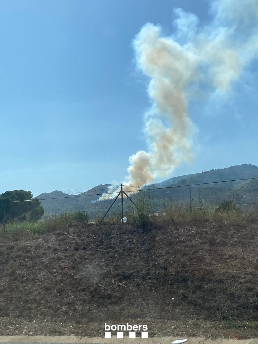 bomberscat's tweet photo. Activem 23 dotacions terrestres i 8 mitjans aeris per un incendi de vegetació a la zona de la Coma a la Selva del Camp (avís 15.37h).

Es tracta d'un foc topogràfic, de baixa intensitat, empès per la marinada.

📷Imatges del principi de l'incendi

#bomberscat https://t.co/JiDaig8IMV