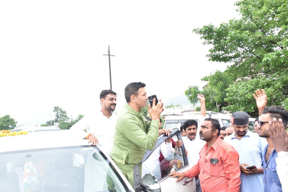 NikhilSTiwari94's tweet photo. किसानों युवाओं की मुखर आवाज़ पूर्व मंत्री विधायक मा०श्री @jitupatwari जी का रामपुर बाघेलान की पावन धरा में साथियों सहित भव्य स्वागत किया । https://t.co/y2PvIeXKCo