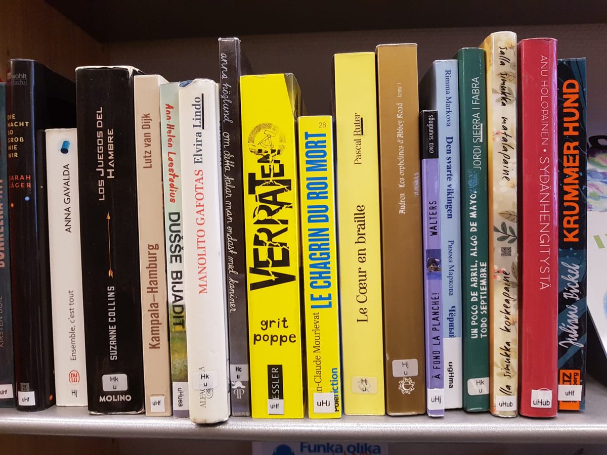 festlivrejeune's tweet photo. 🏖️Que fait une bénévole du @festlivrejeune en vacances ? Un petit tour dans une bibliothèque de #Stockholm 😁 où Christine a trouvé quelques #romans jeunesse en français @antoinedole "Naissances des cœurs de pierre" @ASJeunesse 💙 #JeanClaudeMourlevat #PascalRuter #Audren #Suède https://t.co/ZiWcwuNBTP