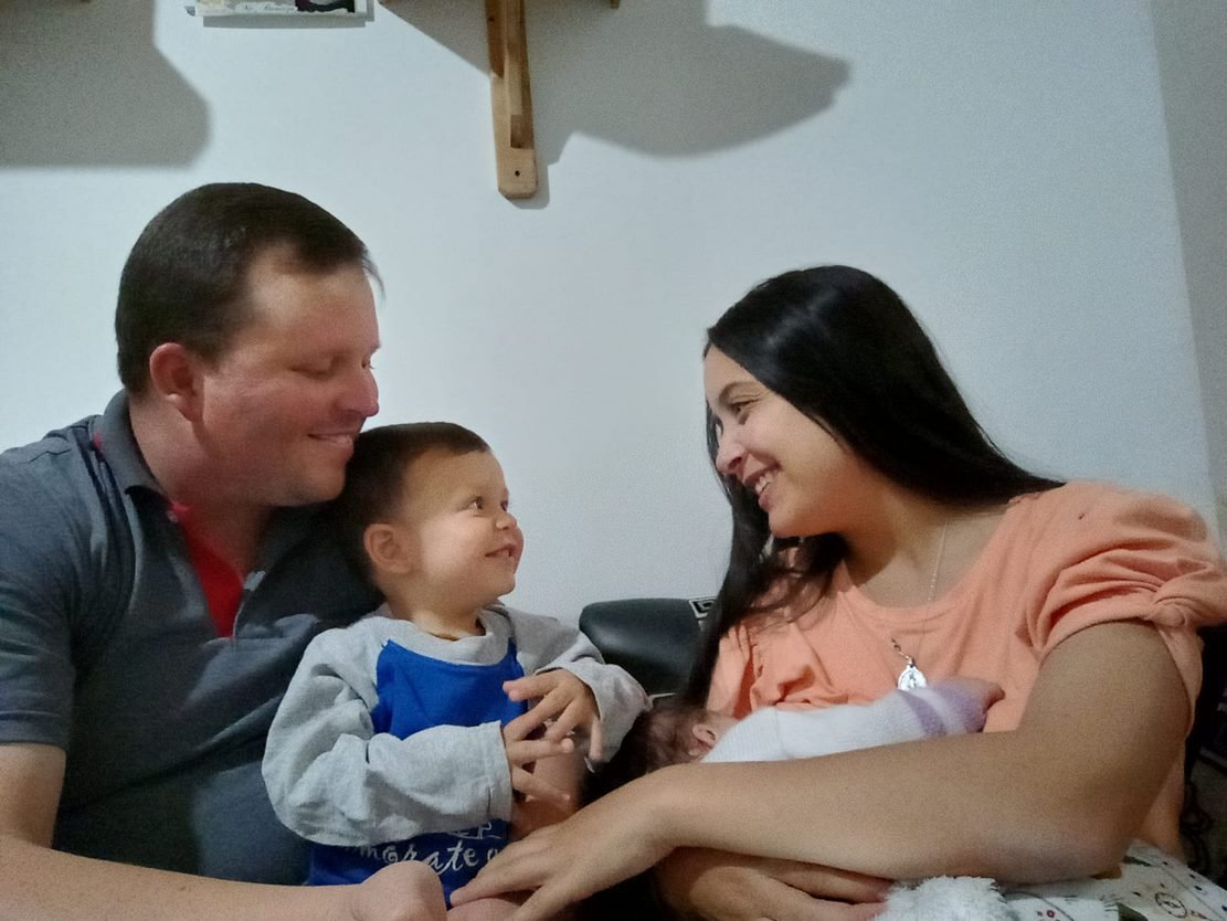 Comfama's tweet photo. Creemos fielmente que la familia es el entorno más seguro y de mayor apoyo para las mamás lactantes, es importante generar espacios y momentos para que mamá y el bebé estén cómodos y tranquilos al momento de lactar #Lactatón. https://t.co/cvkMH6c3Mg