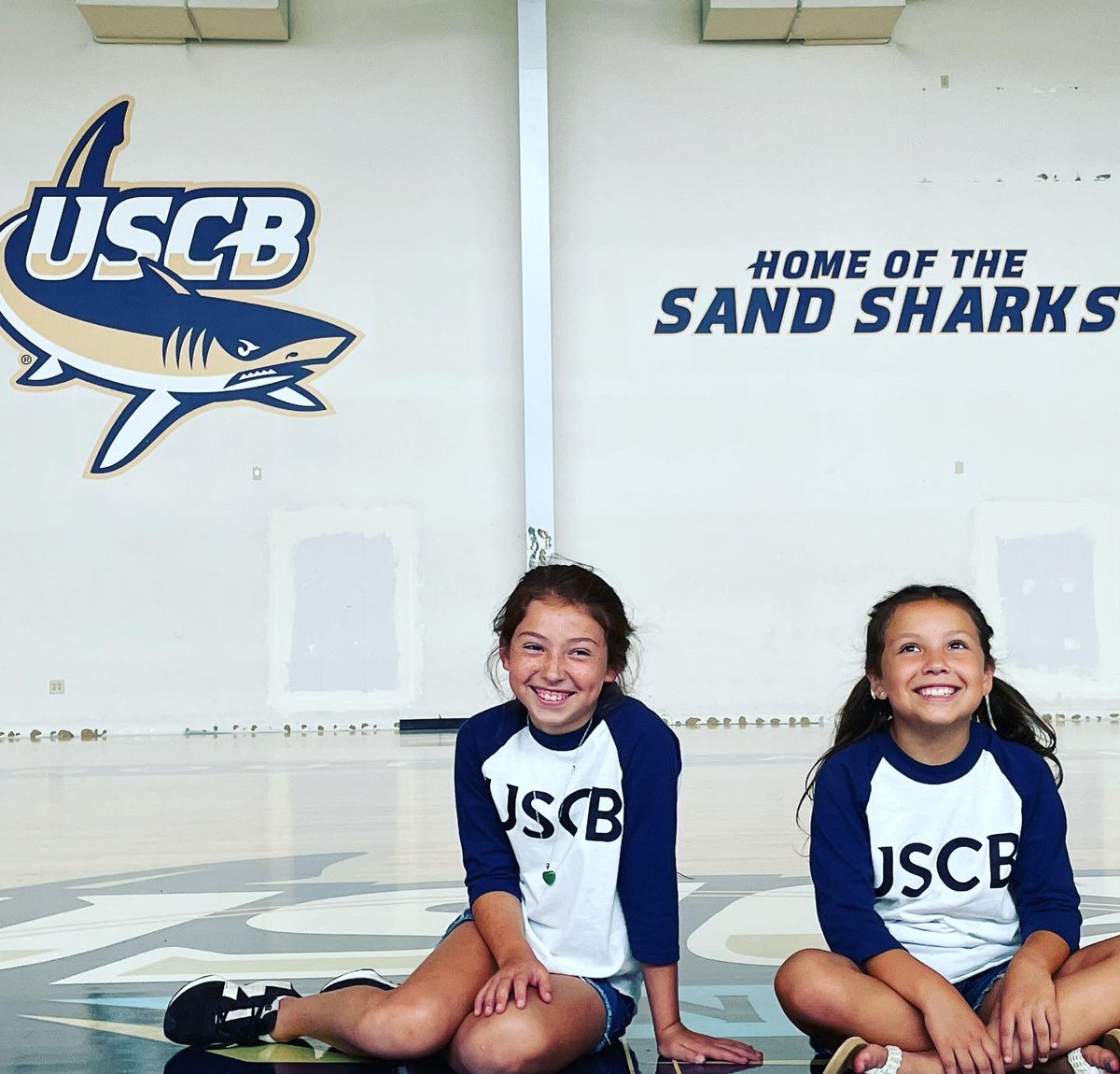 ChelseaRoberts3's tweet photo. Ponce ladies are getting pumped for @USCBeaufort first men’s and women’s basketball seasons! Checking out the new floors and practicing our fins up! @uscbwbb @USCBMBB https://t.co/726FBPjG6X