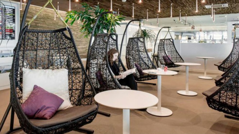 AeroportsV's tweet image. Nouveau système de divertissement dans les salons Affaires de l&apos;aéroport de Nice ! ✨

📲Découvrez la nouvelle application qui va offrir à ses passagers une expérience premium.

👉aeroports-voyages.fr/fr/aeroport/ni…

#NiceAirport #MoodApp #divertissement