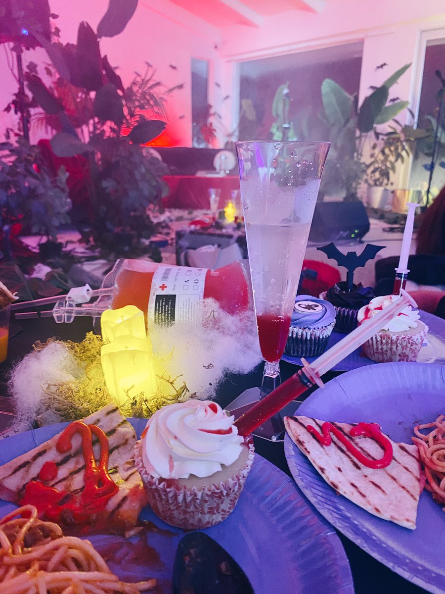 nicolepaderes's tweet photo. Such a FANGcy night for Livies! Thank you so much @UMUSICPH! π§ββοΈπ #ORVampFireNight #vampireOR2 #GUTS @LiviesHQ @oliviarodrigo https://t.co/e9IHClS1mr
