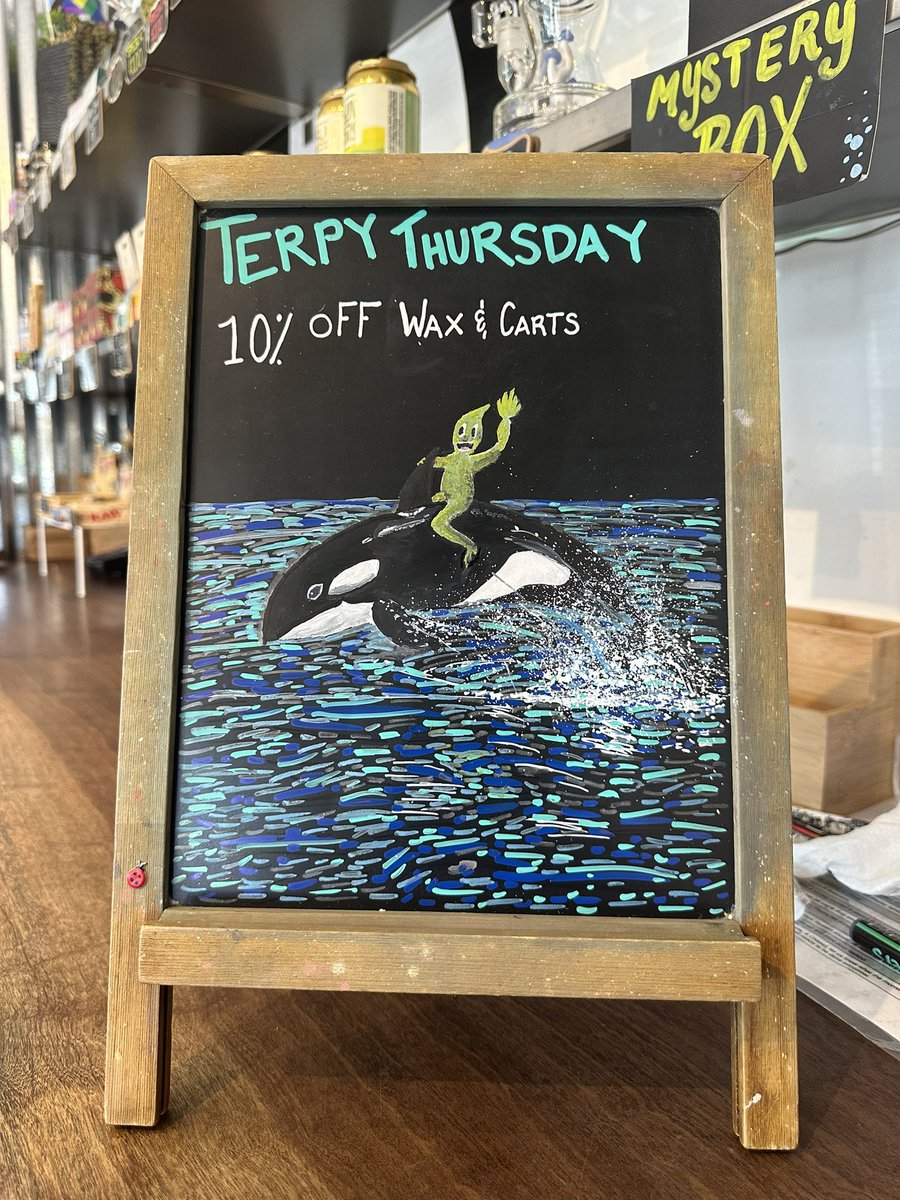 IslandHerb1's tweet photo. Happy Terpy Thursday from Hashsquatch!
Sign by: @cassandra_yount
#cannabis #cannabiscommunity #whidbey #cannabisculture #budtendercrafted #budtender #highonwhidbey #islandvibes #island #art #dailydeals #signage #art #chalk #terpythursday #TerpyThursday #hashsquatch https://t.co/Jscwx0G6mE