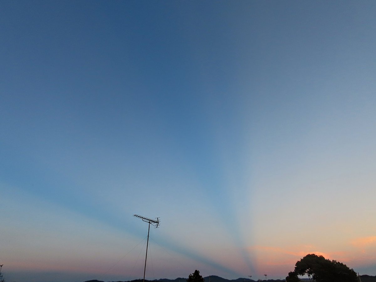 yumeasutw's tweet photo. 久しぶりの #反薄明光線 🟦

沸き立つ雲達が収まり
穏やかな日の入りの頃🌆

東の空の #対日点 に向かって伸びる
光と影がクッキリ。

東の彼方の雲は茜色🟥

#空の名前
#天気の図鑑 #雲の超図鑑 #雲友の会
#マジックアワー #薄明
#pic0803
#a2023 #a0804 #a202308 #a2023081 https://t.co/s7UHeZndE4